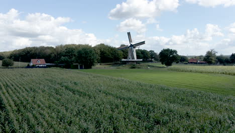 Niedrige-Antenne-In-Richtung-Traditioneller-Windmühle-In-Einer-Wunderschönen-Ländlichen-Gegend