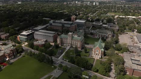 Fachada-Del-Campus-Loyola-De-La-Universidad-Concordia-Con-Paisaje-Verde-De-La-Ciudad-Al-Fondo-En-Montreal,-Quebec,-Canadá