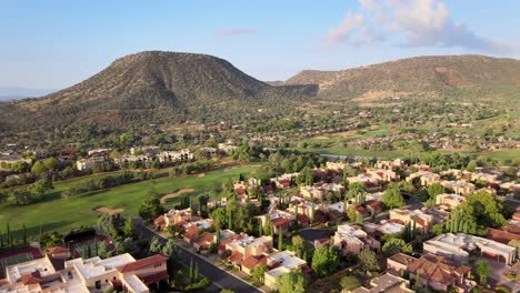 Szenische-Luftaufnahme,-Heller-Sonniger-Tag,-Landschaft-Von-Butte-über-Stadthäusern,-Sedona-Arizona