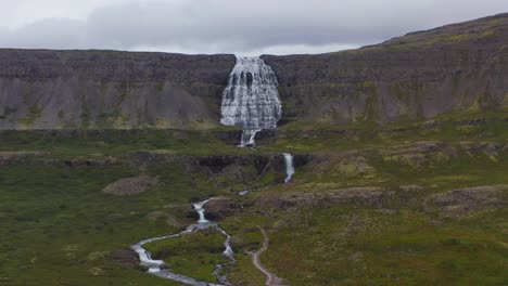 Impresionante-Paisaje-De-La-Cascada-Dynjandi-Que-Cae-En-Cascada-Por-La-Montaña-Islandesa-Y-El-Río-En-Los-Fiordos-Del-Oeste,-Islandia