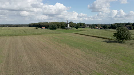 Ausleger-Einer-Traditionellen-Windmühle,-Umgeben-Von-Grünen-Wiesen