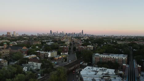 Drohne-Fliegt-Durch-Chicago-Nachbarschaft-Mit-Skyline-Im-Hintergrund