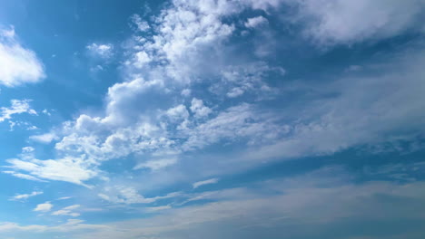 Zeitraffer-Von-Weißen,-Flauschigen-Wolken-An-Einem-Sonnigen-Tag-Mit-Strahlend-Blauem-Himmel