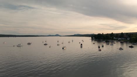 Segelboote,-Die-Während-Des-Sonnenuntergangs-In-Quebec,-Kanada,-Auf-Den-Ruhigen-Wassern-Des-Memphremagog-sees-Schwimmen