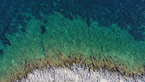Luftaufnahme-Von-Oben-Auf-Das-Kristallklare-Wasser-Auf-Der-Mittelmeerinsel-Mali-Losinj-In-Kroatien