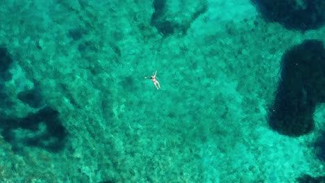 Eine-Einsame-Person-Schwimmt-Im-Sommer-In-Der-Kvarner-Bucht,-Kroatien,-Auf-Einem-Türkisfarbenen-Wasser-Der-Adria-Bei-Der-Insel-Losinj