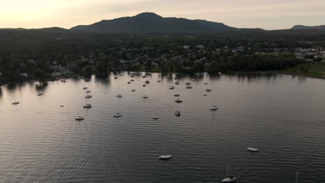 Strandhäuser-Mit-Segelbooten,-Die-Während-Des-Sonnenuntergangs-In-Quebec,-Kanada,-Auf-Dem-Memphremagog-See-Verankert-Sind