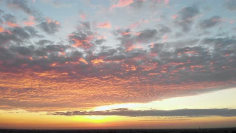 Erstaunliche-Aussicht-Auf-Die-Roten-Wolken-Bei-Sonnenuntergang