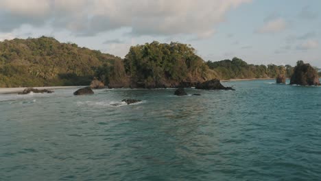 Filmische-Drohnenantenne,-Die-Tief-über-Dem-Wasser-Fliegt,-Ein-Strand-In-Costa-Rica