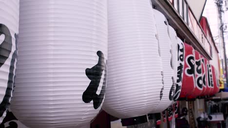 Slow-Motion-Shot-Of-Traditional-White-and-Red-Lanterns-in-Tokyo,-Japan