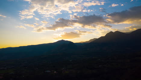 Hiper-Timelapse-of-sunset-in-Ecuador