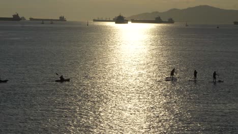 Sonnenuntergang-Gruppe-Von-Paddelboardern-In-Der-Englischen-Bay-Vancouver