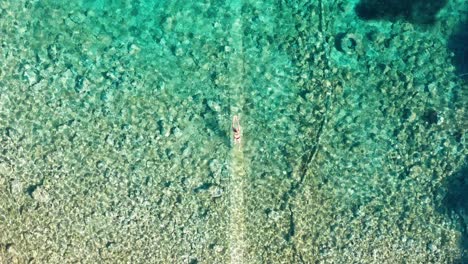 Mujer-Nadando-Braza-En-El-Mar-Paraíso-Turquesa-Cristalina