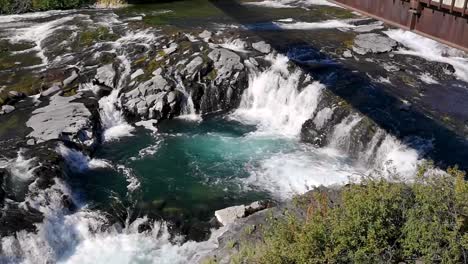 Spokane-Falls---Aguas-Azules-Que-Fluyen-Por-El-Río-Spokane-Y-La-Presa-En-El-Estado-De-Washington,-Estados-Unidos