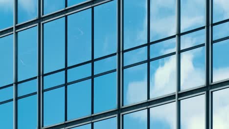 Zeitraffer-Des-Blauen-Himmels-Und-Der-Wolken,-Die-Sich-In-Einer-Strukturellen-Modularen-Glaswand-Widerspiegeln