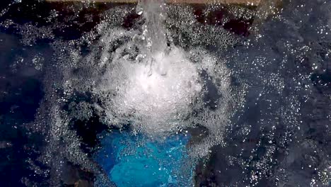 Wasserspritzer-Erzeugen-Blasen-Und-Schaum-Auf-Der-Wasseroberfläche-In-Zeitlupe