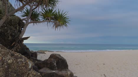 Wellen-Rollen-Zum-Sauberen,-Klaren-Sand-Von-Currumbin-Beach---Goldküste-Australien