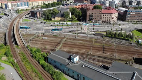 Luftaufnahme-über-Die-Schienen,-Die-Mit-Straßenbahnen-Und-öffentlichen-Verkehrsmitteln-Zum-Hauptbahnhof-Von-Göteborg-Führen