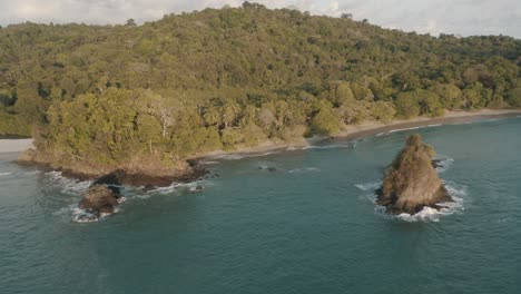 Vista-Aérea-De-Drones-De-Una-Hermosa-Playa-Y-La-Selva-En-Manuel-Antonio,-Quepos,-Costa-Rica