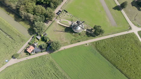 Hohe-Luftaufnahme-Einer-Traditionellen-Windmühle-Im-Grünen-Ländlichen-Gebiet