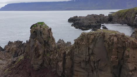 Ruhiges-Wasser-Auf-Einem-Felsigen-Seestapel-An-Der-Küste-Von-Island-Tagsüber
