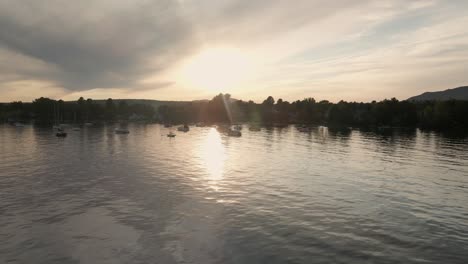 Weiße-Sonnenstrahlen-Spiegeln-Sich-über-Der-Wasseroberfläche-Des-Wunderschönen-Lake-Memphremagog-In-Magog,-Quebec,-Kanada-–-Weitwinkelaufnahme,-Schwenk-Nach-Links