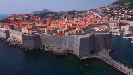 Increíble-Vista-Aérea-Cinematográfica-De-4k-Girando-Alrededor-De-Las-Murallas-Del-Casco-Antiguo-De-Dubrovnik,-Croacia