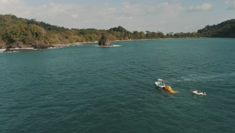 Toma-Aérea-De-Drones-De-Un-Bote-Y-Un-Jet-ski-En-La-Playa-En-Costa-Rica
