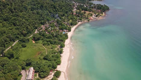 Drohnenaufnahme-Eines-Einsamen-Strandes-Mit-Einigen-Kleinen-Resorts-Auf-Der-Insel-Koh-Chang,-Thailand