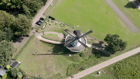 Antenne-Der-Windmühle-Mit-Rotierenden-Flügeln-Im-Ländlichen-Raum