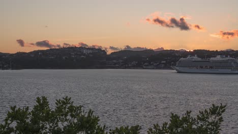 Zeitraffer-Eines-Schiffes-Bei-Sonnenuntergang-In-Kristiansand,-Norwegen