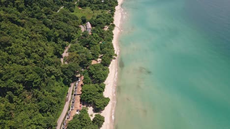 Luftaufnahme-Eines-Weißen-Sandstrandes-Mit-Einem-Kleinen-Resort-Und-Tropischem-Dschungel