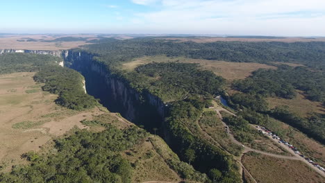 Wunderschöne-Schlucht-Und-Wasserfall-In-Luftaufnahme,-Südlich-Von-Brasilien