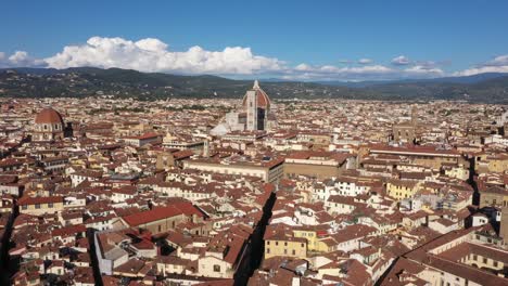 Luftaufnahmen-Zeigen-Die-Kathedrale-Santa-Maria-Del-Fiore-Und-Die-Stadt-An-Einem-Sonnigen-Tag-In-Florenz-In-Italien-In-4K