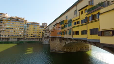 4k-Nahaufnahme-Der-Ponte-Vecchio,-Der-Berühmten-Brücke-In-Florenz