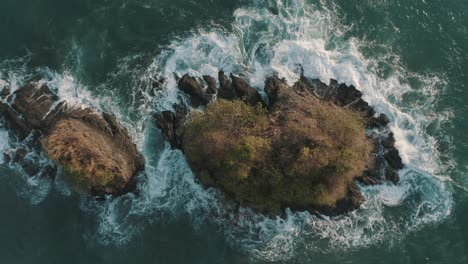 Drohnen-Luftaufnahme-Von-Oben-Auf-Wellen,-Die-Auf-Den-Felsen-Im-Meer-In-Costa-Rica-Krachen