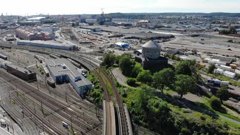 Aerial-view-towards-the-Skansen-Lejonet-and-the-railway-station,-sunny-day-in-Gothenburg,-Sweden---descending,-dolly,-drone-shot