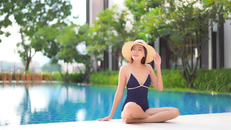Glückliches,-Reiches-Asiatisches-Model,-Das-Einen-Urlaub-Am-Resort-Pool-Genießt