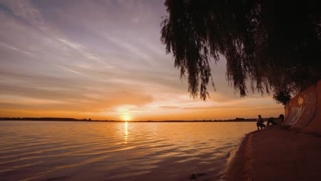 Orangefarbener-Sonnenuntergang-Und-Ruhige-Wasserlandschaft