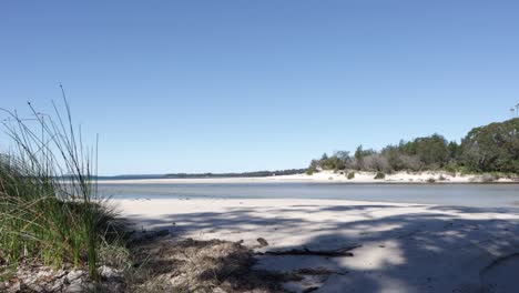 Moona-Moona-Creek-Strandufer-Verschmilzt-Mit-Der-Jervis-Bay-In-Australien,-Gesperrte-Aufnahme