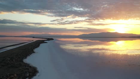Luftaufnahme-Des-Magischen-Sonnenlichts-Bei-Sonnenuntergang-über-Dem-Ruhigen-Wasser-Der-Rosa-Salzseen,-Utah,-USA