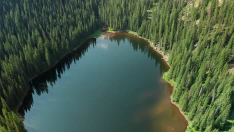 Rotating-aerial-drone-footage-over-Beaver-lake,-in-Beaver-Creek,-Colorado