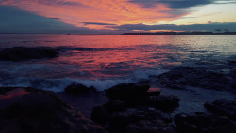 Helle,-Lebendige-Farben-Auf-Wolken-Am-Himmel-Und-An-Der-Wasseroberfläche-Während-Des-Sonnenuntergangs-In-Australien