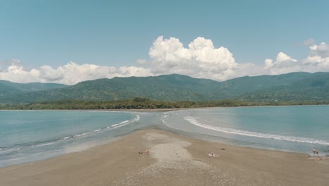 Nahflug-Mit-Drohne-über-Dem-Ufer-Des-Strandes-In-Walschwanzform-In-Costa-Rica