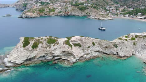 Luftaufnahmen-Vorbei-An-Felsvorsprüngen-Einer-Bucht-Mit-Türkisfarbenem-Wasser-Auf-Kreta