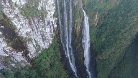 Schönheit-Der-Natur,-Wasserfall-In-Schluchten