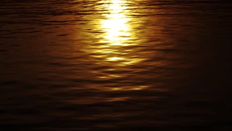 Gelbe-Meeresoberfläche-Mit-Funkelndem-Sonnenuntergang-Oder-Sonnenaufgang