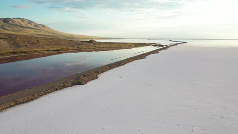 Luftaufnahme-Einer-Einzigartigen-Landschaft,-Flacher-Rosafarbener-Und-Weißer-Teiche-Am-Great-Saly-Lake-In-Utah,-USA
