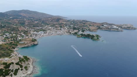 Luftaufnahme-Aus-Der-Vogelperspektive-über-Die-Berühmte-Griechische-Insel-Kreta-Mit-Kristallklarem,-Blauem-Wasser,-Umgeben-Von-Klippen-Und-Bergen