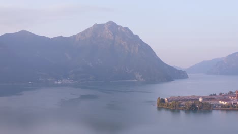 Wunderbare-Luftaufnahme-Des-Lovere-hafens,-Iseo-seepanorama,-Lombardei-Italien